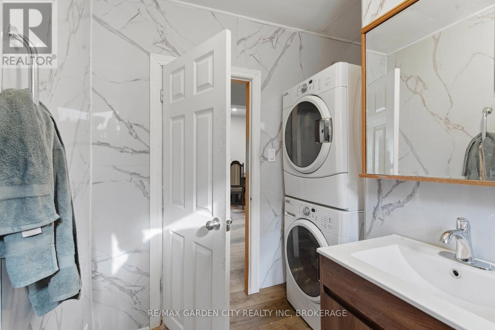 Upper - 25 Pelham Road, St. Catharines (Western Hill), Ontario  L2S 1R1 - Photo 16 - X12698080