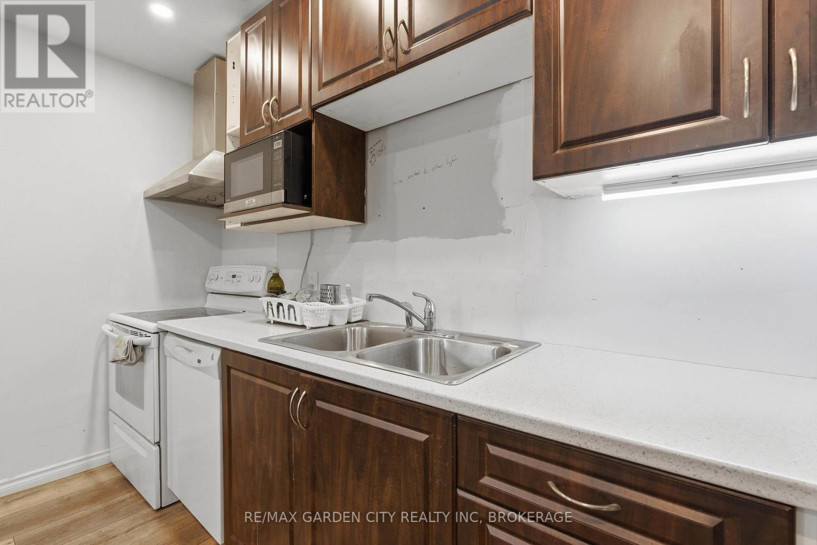 Upper - 25 Pelham Road, St. Catharines (Western Hill), Ontario  L2S 1R1 - Photo 17 - X12698080