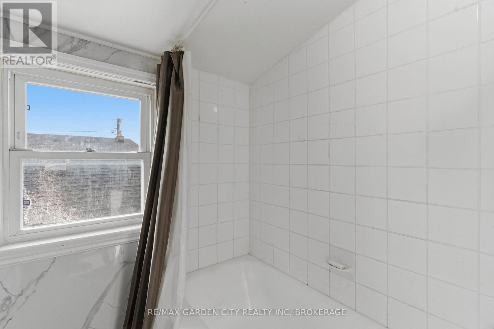 Upper - 25 Pelham Road, St. Catharines (Western Hill), Ontario  L2S 1R1 - Photo 18 - X12698080