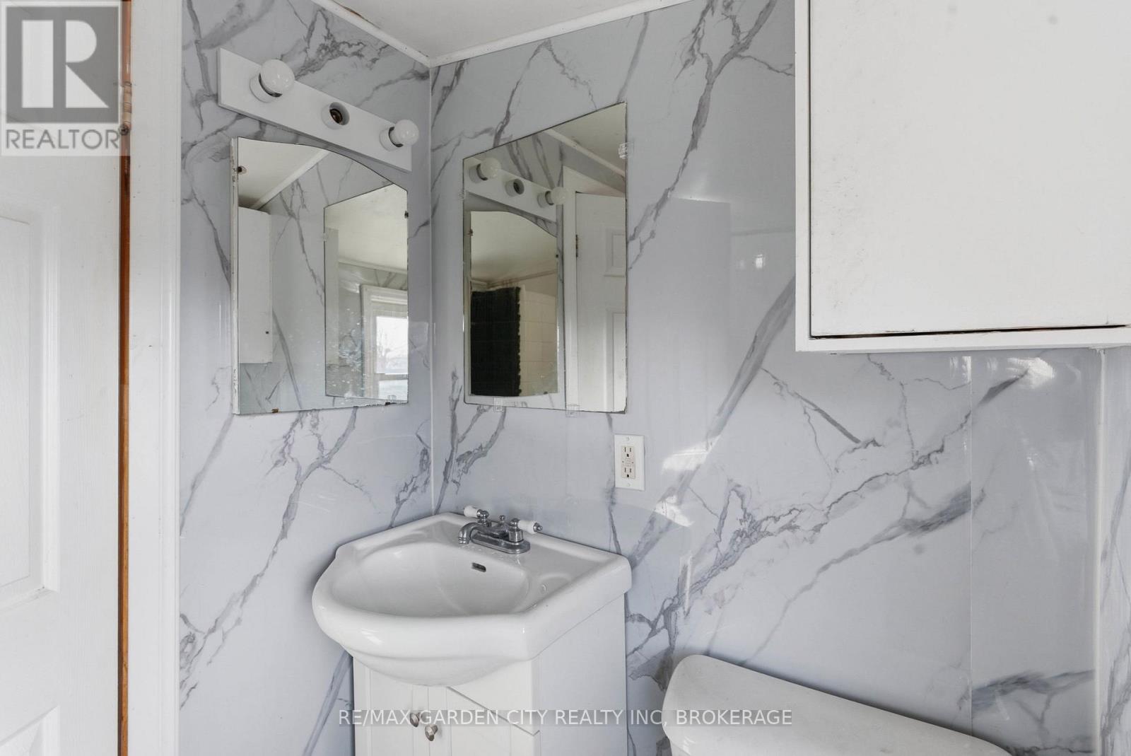 Upper - 25 Pelham Road, St. Catharines (Western Hill), Ontario  L2S 1R1 - Photo 19 - X12698080