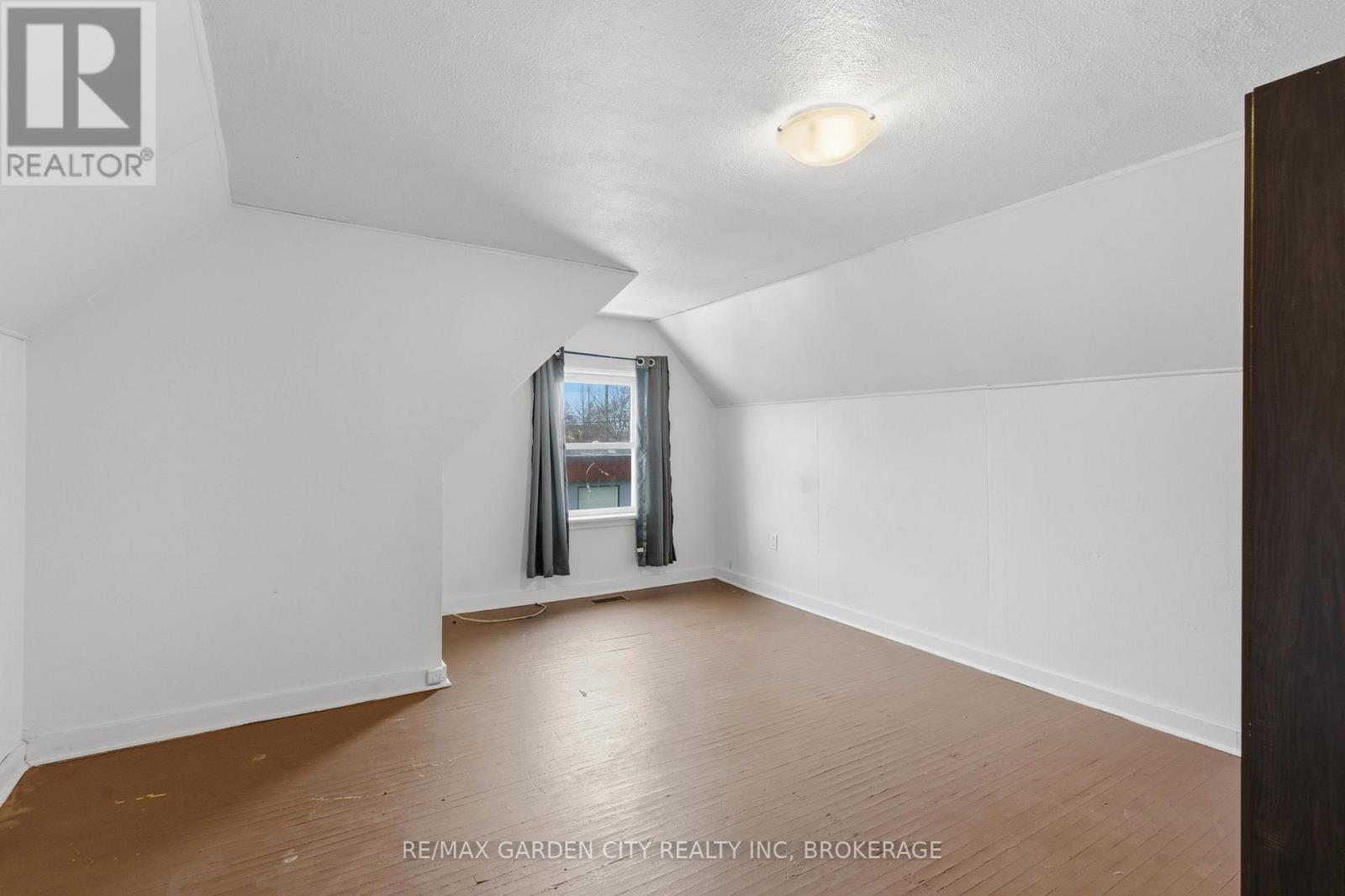 Upper - 25 Pelham Road, St. Catharines (Western Hill), Ontario  L2S 1R1 - Photo 22 - X12698080