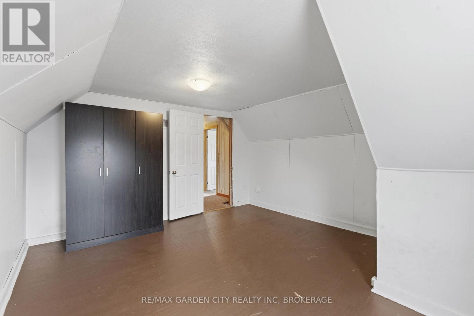 Upper - 25 Pelham Road, St. Catharines (Western Hill), Ontario  L2S 1R1 - Photo 23 - X12698080