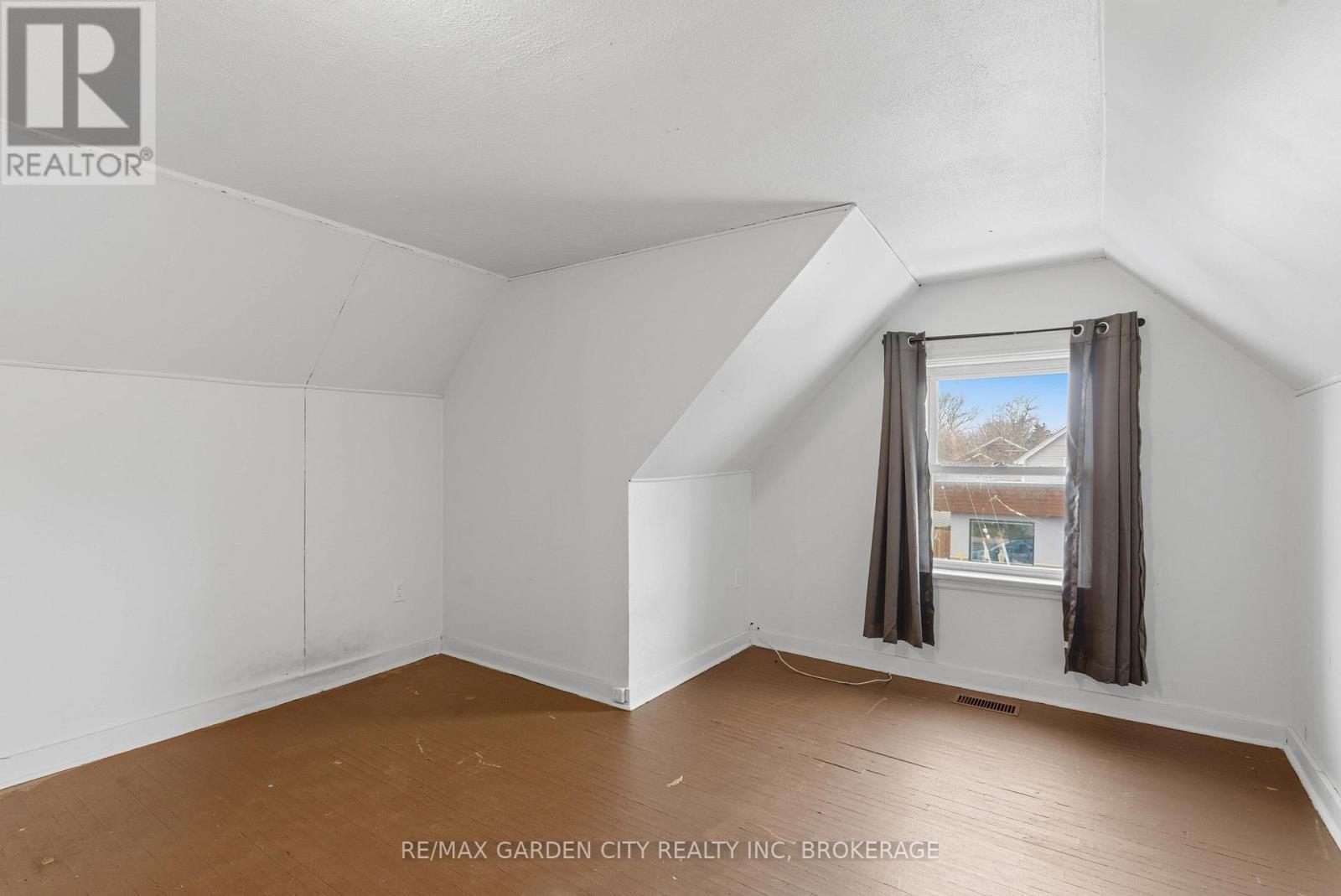 Upper - 25 Pelham Road, St. Catharines (Western Hill), Ontario  L2S 1R1 - Photo 24 - X12698080