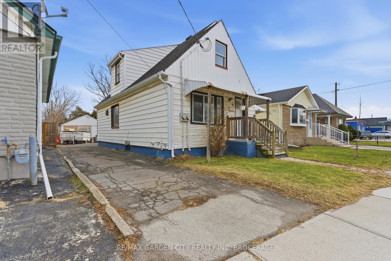 Upper - 25 Pelham Road, St. Catharines (Western Hill), Ontario  L2S 1R1 - Photo 3 - X12698080