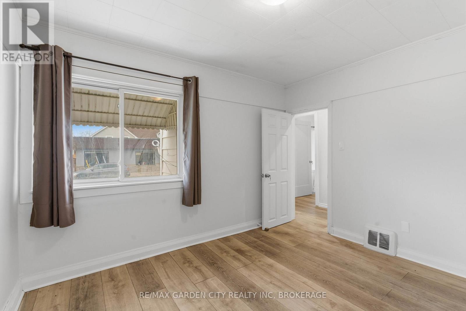 Upper - 25 Pelham Road, St. Catharines (Western Hill), Ontario  L2S 1R1 - Photo 9 - X12698080