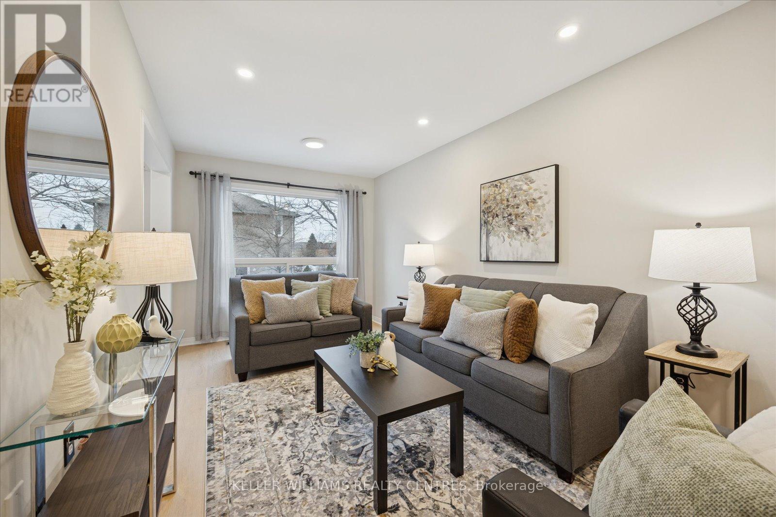 722 Walpole Crescent, Newmarket, Ontario  L3X 2B1 - Photo 3 - N12698154