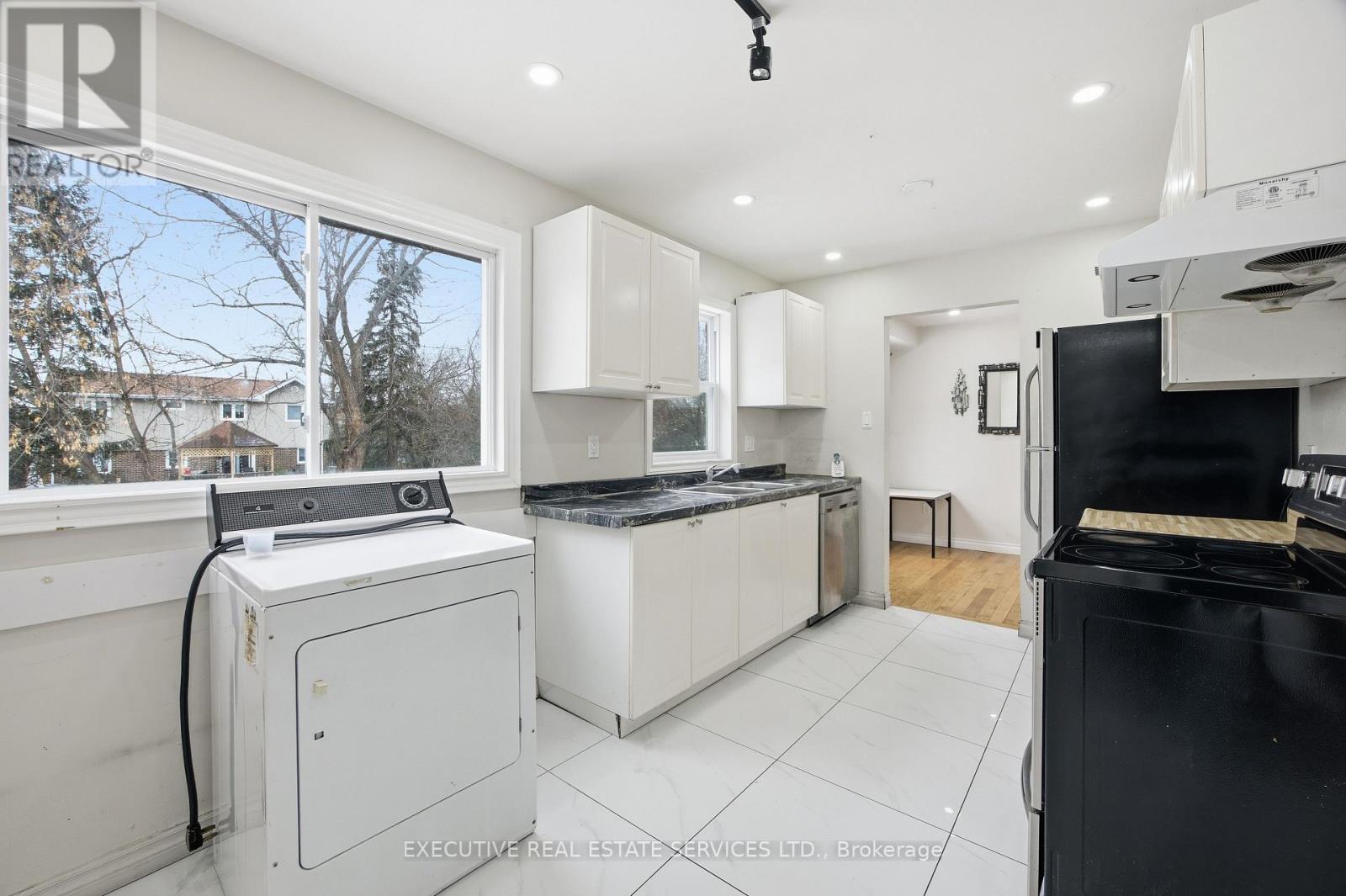 69 Lorraine Crescent, Brampton, Ontario  L6S 2R6 - Photo 11 - W12698162