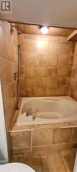 1056 Wayne Drive E, Newmarket, Ontario  L3Y 6H7 - Photo 11 - N12698222