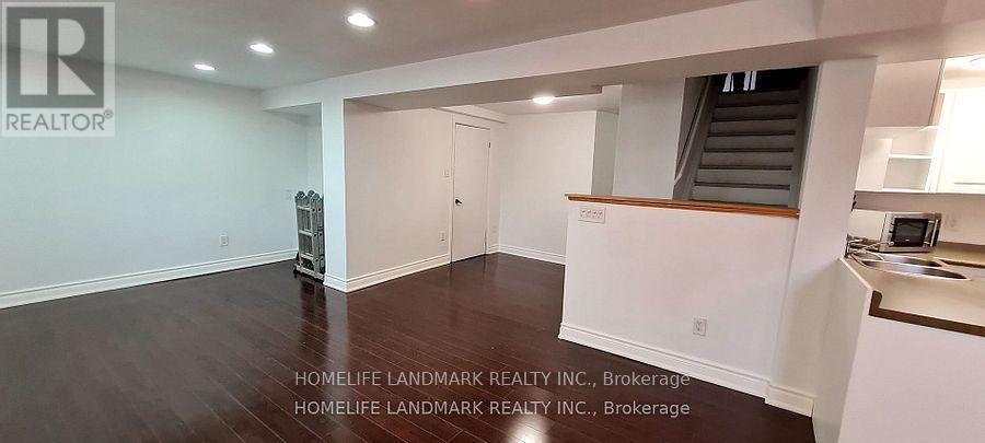 1056 Wayne Drive E, Newmarket, Ontario  L3Y 6H7 - Photo 8 - N12698222