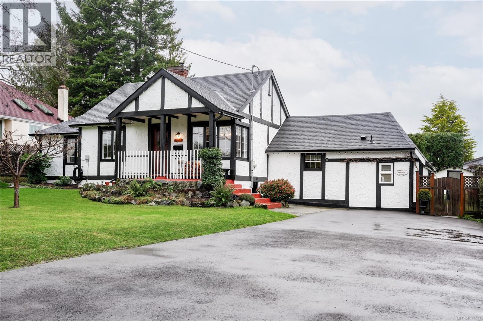 841 MANN Ave, Saanich, British Columbia