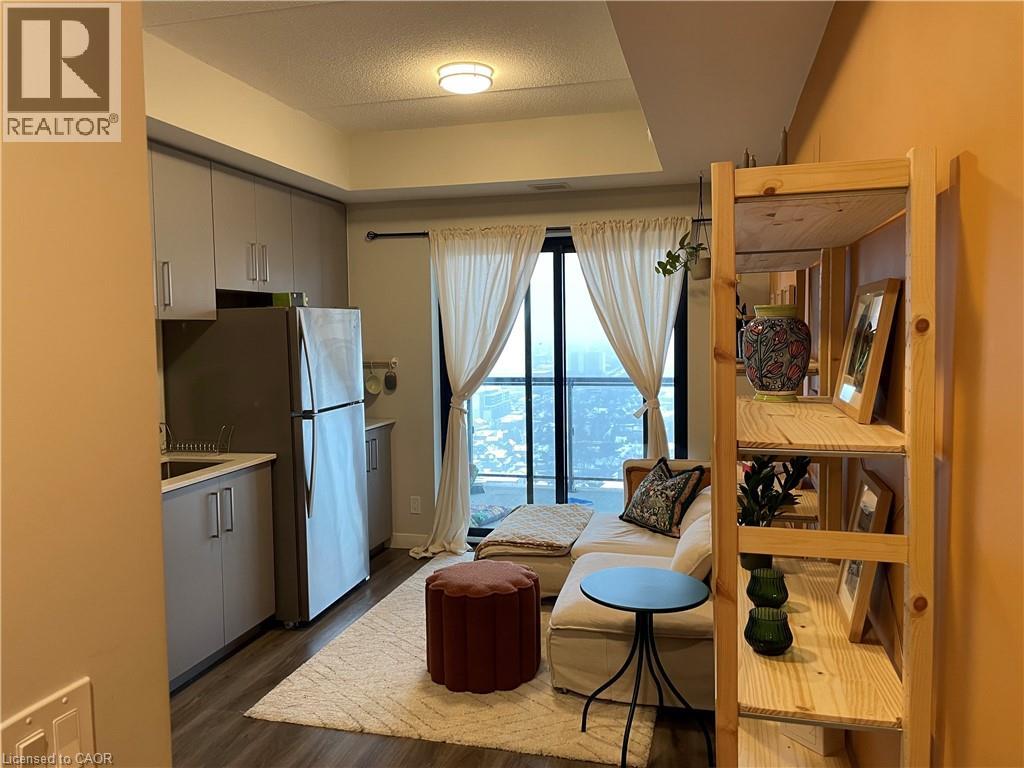 <div class="slider-price">$2,050 Monthly</div><p>15 Queen Street S Unit# 2205, Hamilton, Ontario</p>