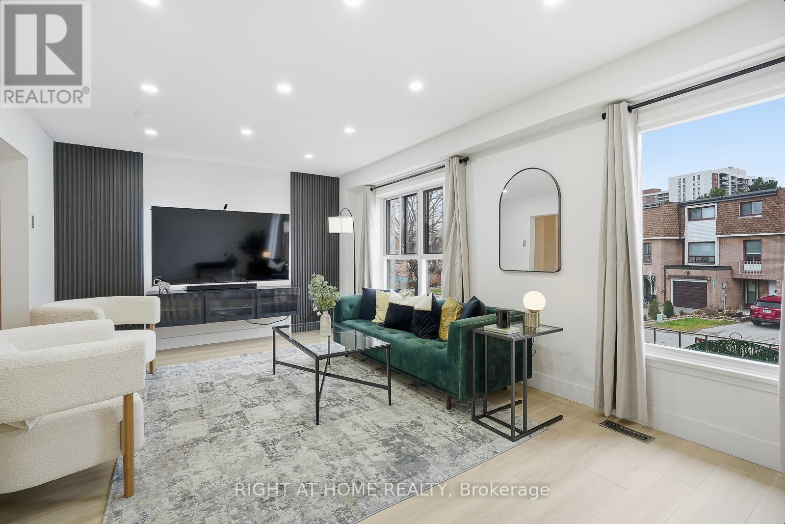 216 Fleetwood Crescent, Brampton, Ontario  L6T 2E6 - Photo 1 - W12685568