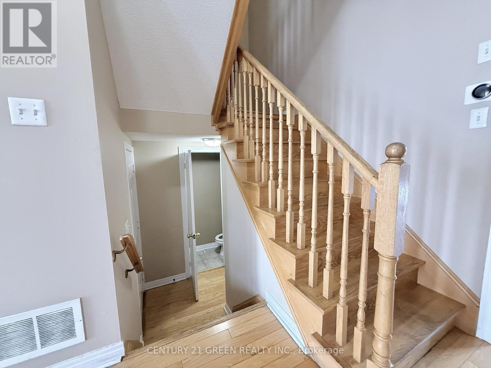 Upper - 6 Vincent Street, Brampton, Ontario  L6R 0H2 - Photo 13 - W12670586