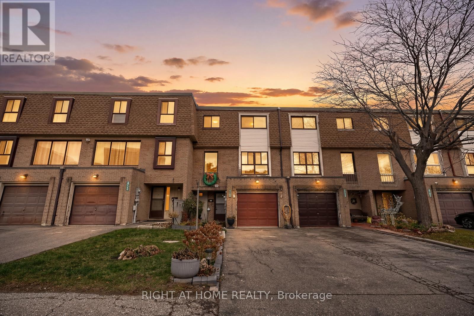 216 Fleetwood Crescent, Brampton, Ontario  L6T 2E6 - Photo 2 - W12685568