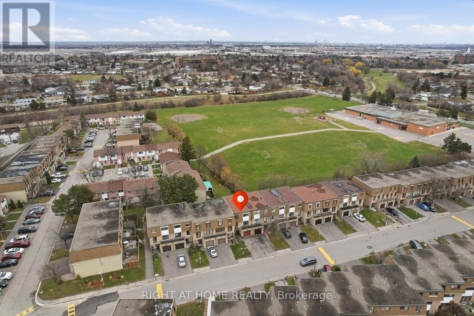 216 Fleetwood Crescent, Brampton, Ontario  L6T 2E6 - Photo 3 - W12685568