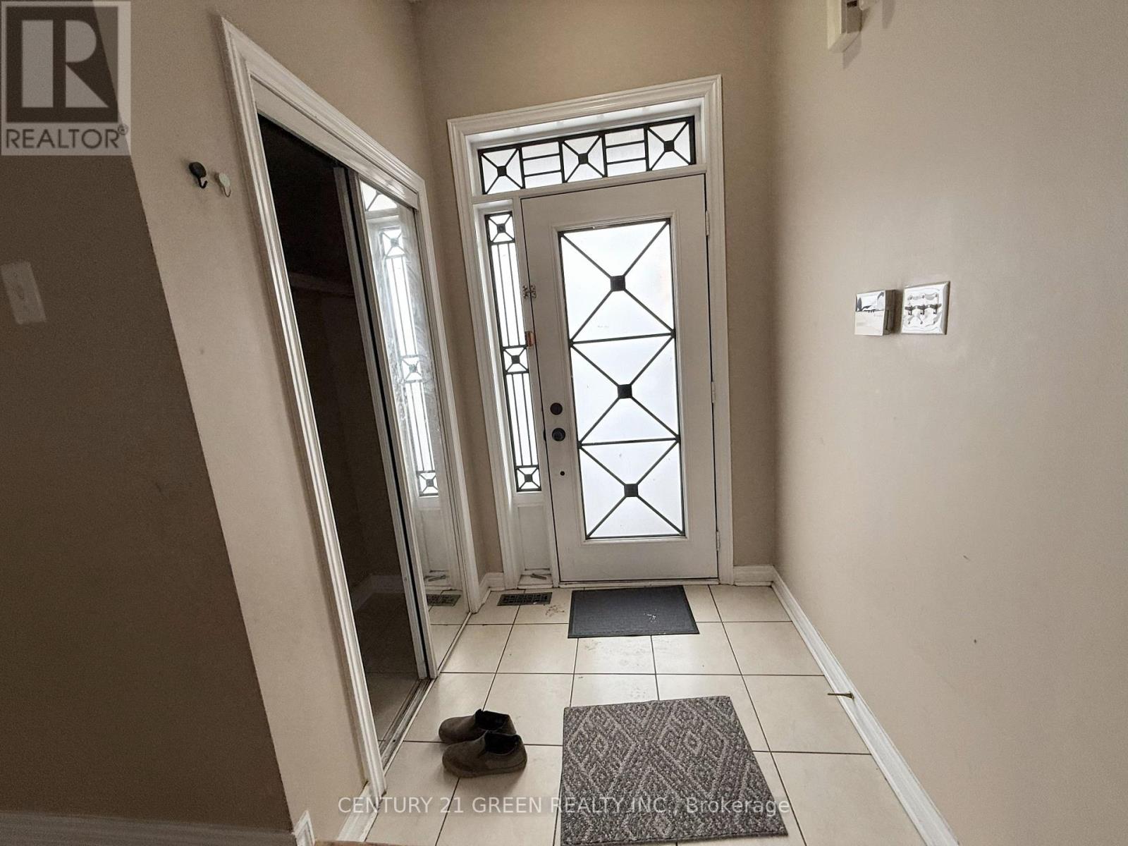 Upper - 6 Vincent Street, Brampton, Ontario  L6R 0H2 - Photo 3 - W12670586