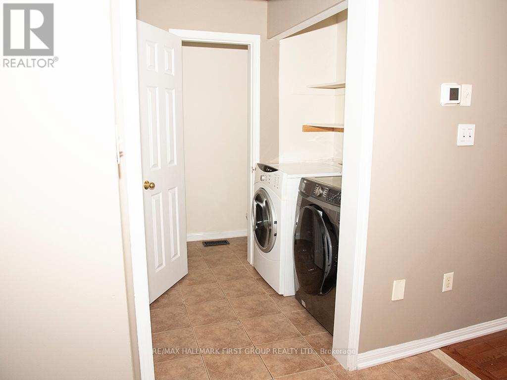 1054 Southport Drive, Oshawa, Ontario  L1H 8A3 - Photo 3 - E12698326