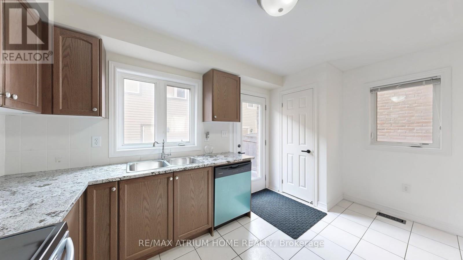 17 Kawneer Terrace, Toronto, Ontario  M1P 2X1 - Photo 9 - E12698296