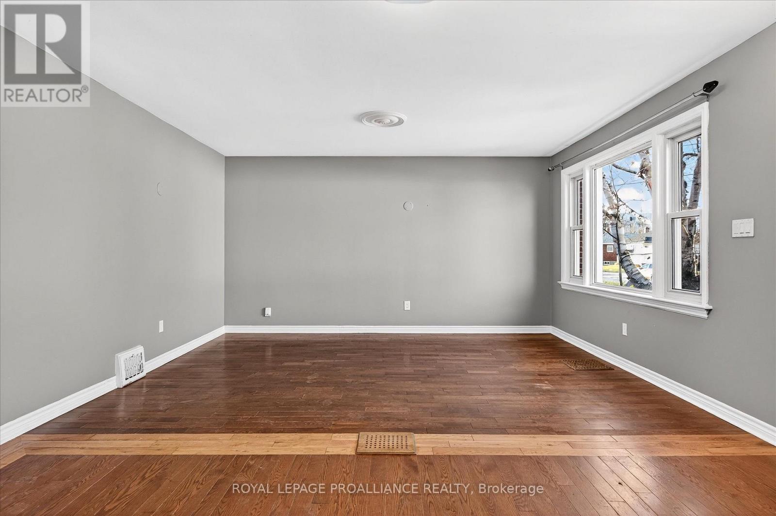 543 Howden Street, Peterborough, Ontario  K9J 4B4 - Photo 6 - X12698364