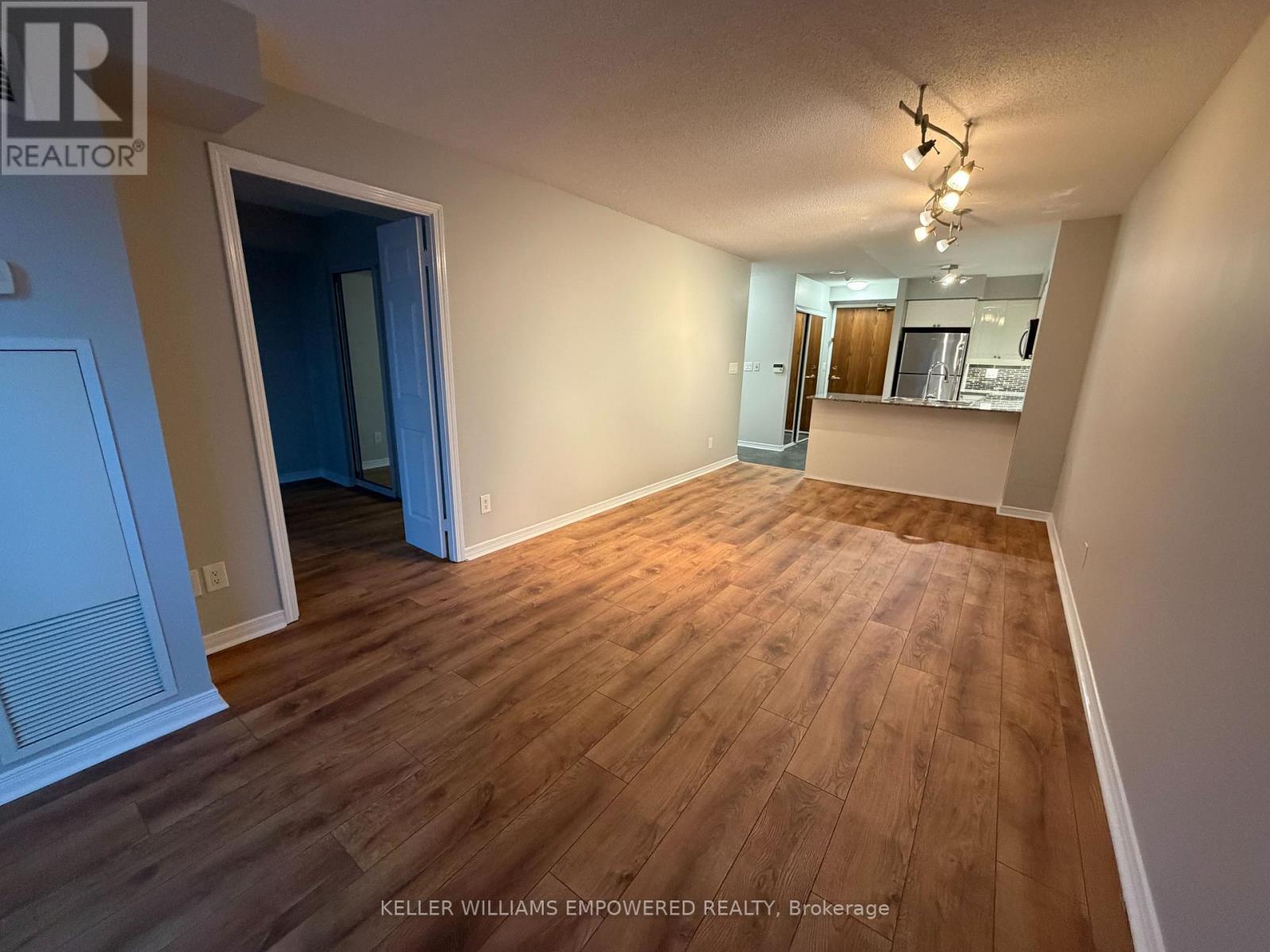 1111 - 185 Oneida Crescent, Richmond Hill (Langstaff), Ontario  L4B 0B1 - Photo 5 - N12698342