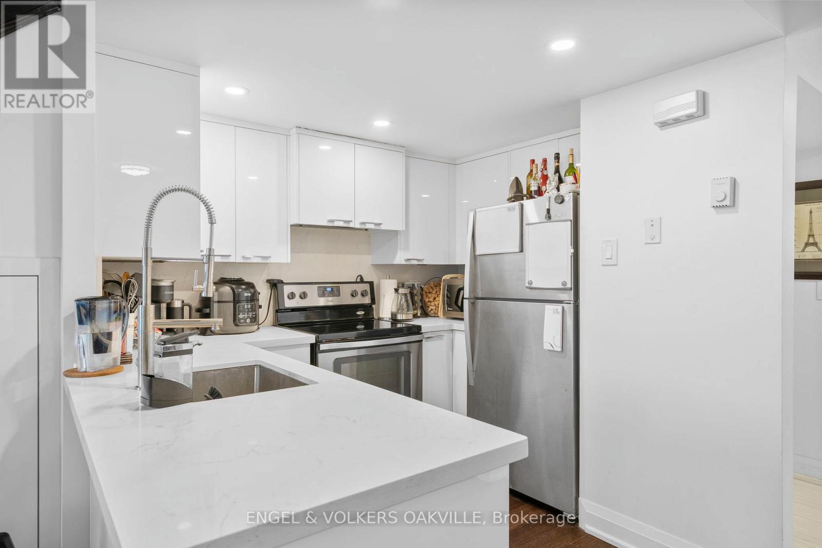 416 - 100 Bronte Road, Oakville, Ontario  L6L 6L5 - Photo 8 - W12698346