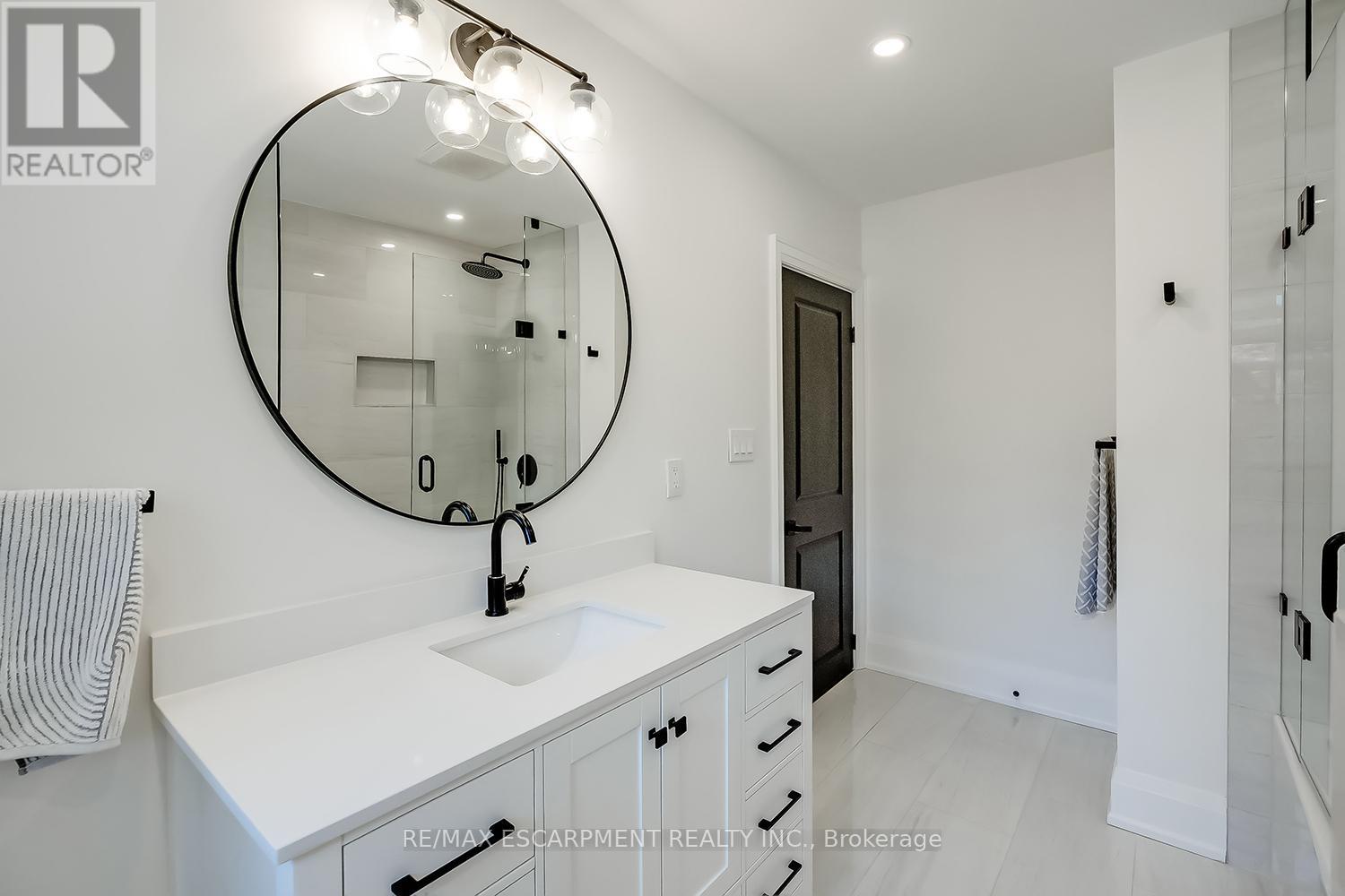 564 Maplehill Drive, Burlington, Ontario  L7N 2W3 - Photo 24 - W12698392