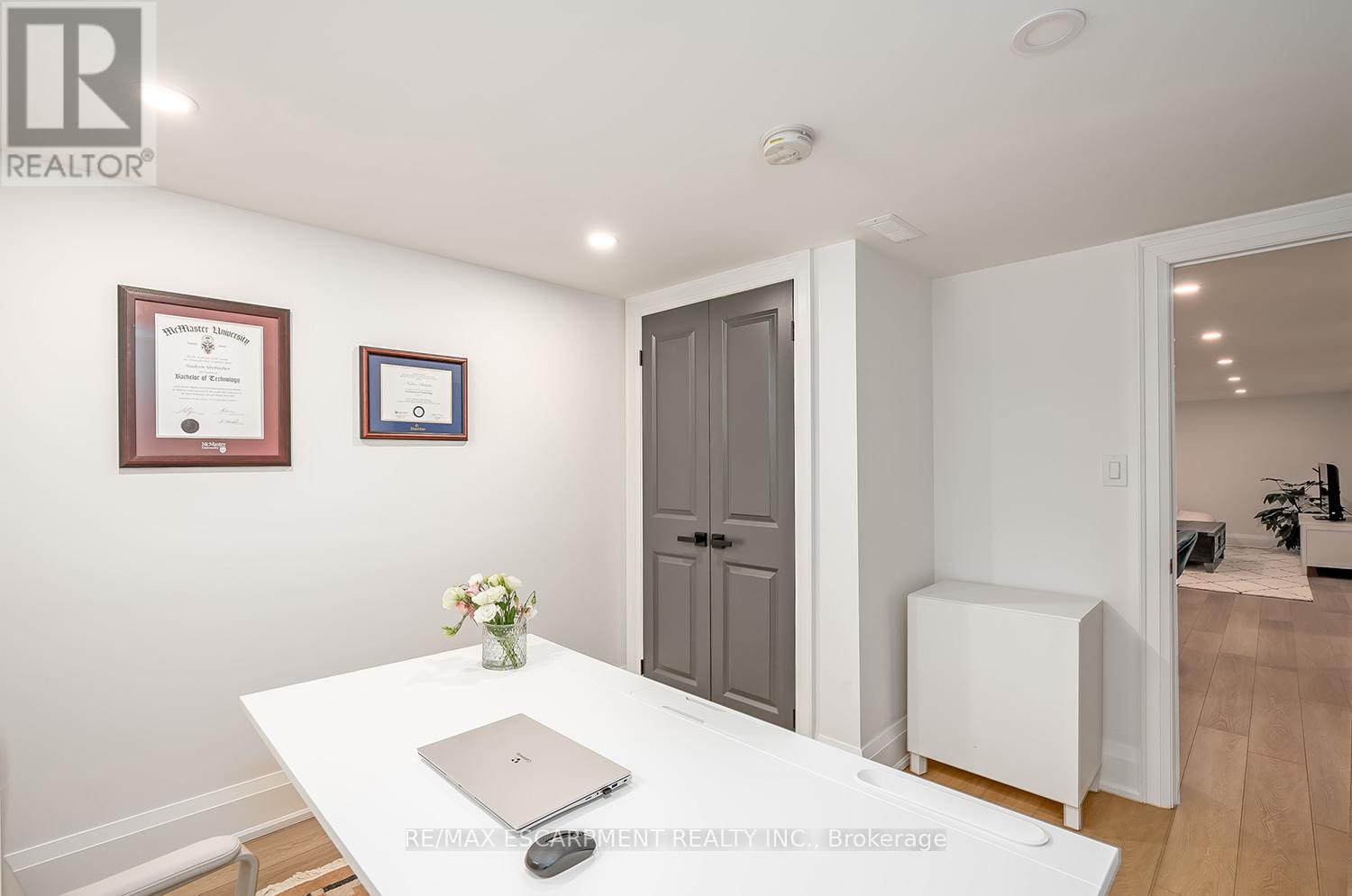 564 Maplehill Drive, Burlington, Ontario  L7N 2W3 - Photo 33 - W12698392