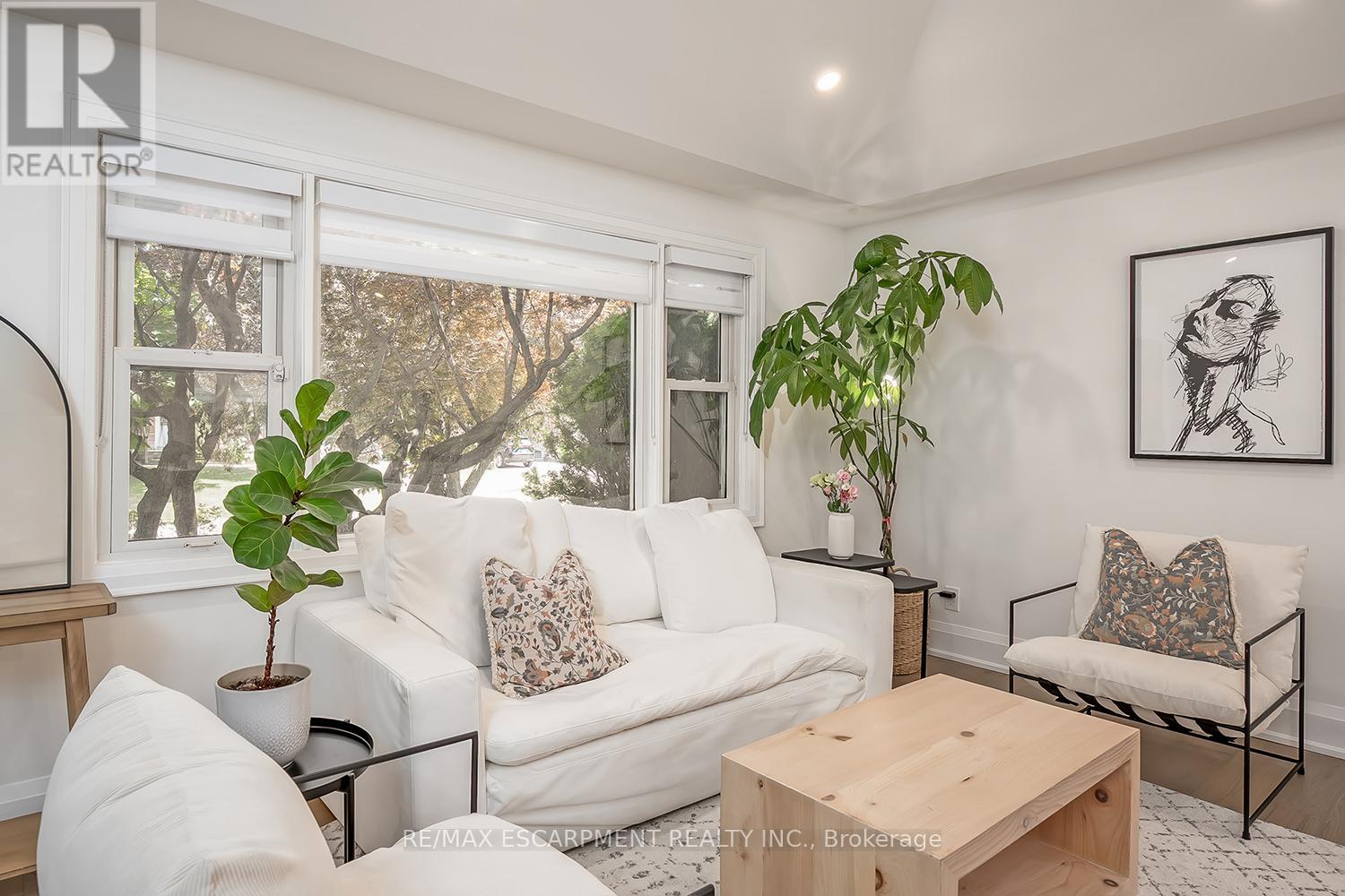 564 Maplehill Drive, Burlington, Ontario  L7N 2W3 - Photo 7 - W12698392