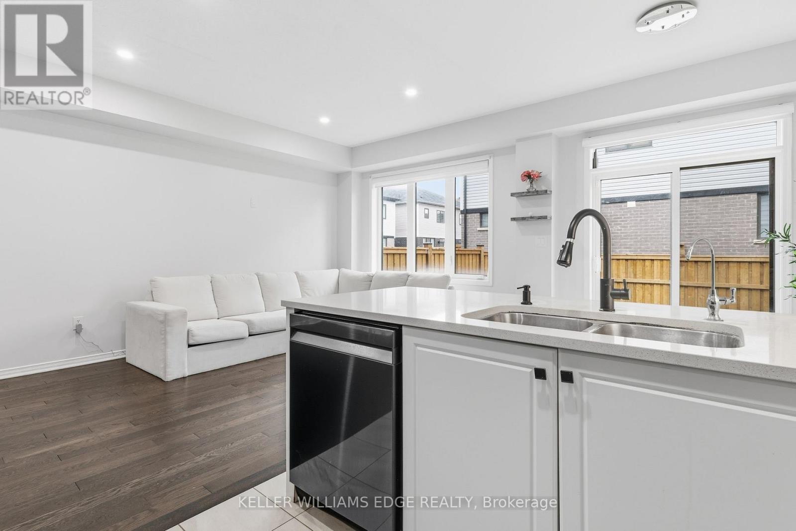 54 Oaktree Drive, Haldimand, Ontario  N3W 0E7 - Photo 8 - X12698356