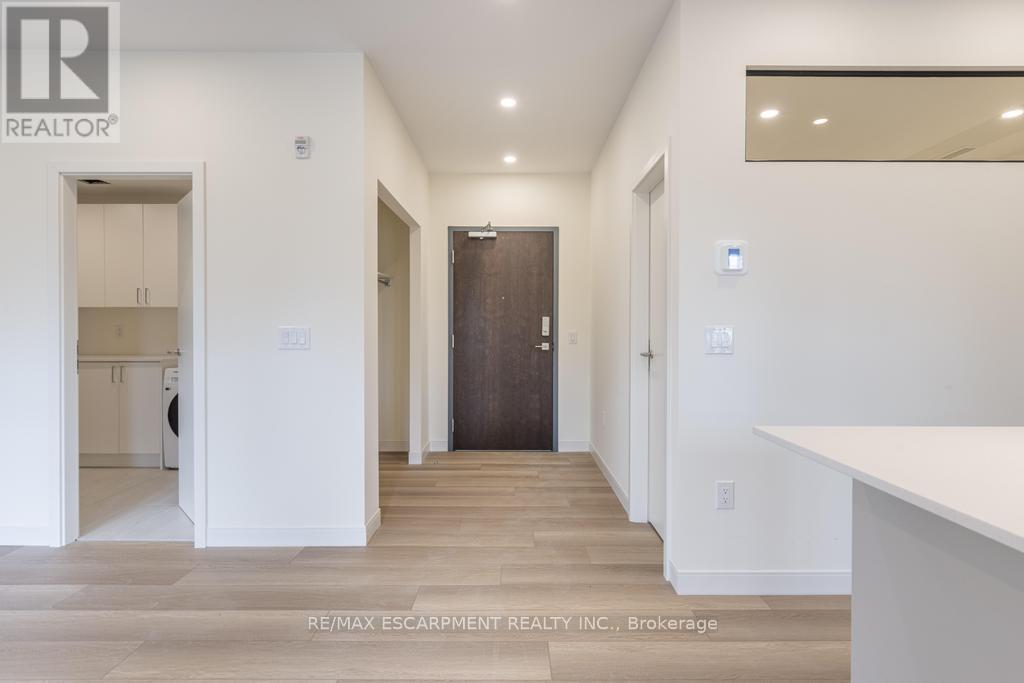 209 - 123 Lincoln Street, Welland (Broadway), Ontario  L3C 6P8 - Photo 3 - X12698402