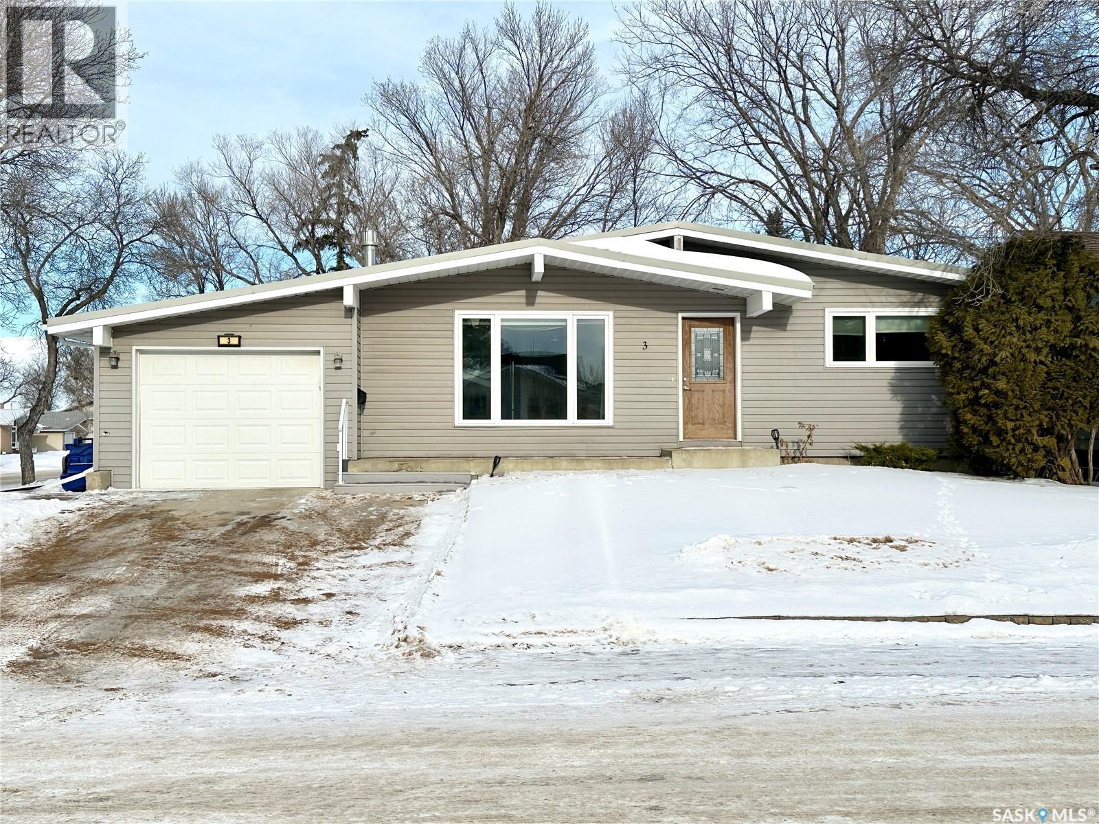 3 Scott Crescent, Weyburn, Saskatchewan  S4H 1T5 - Photo 2 - SK026731