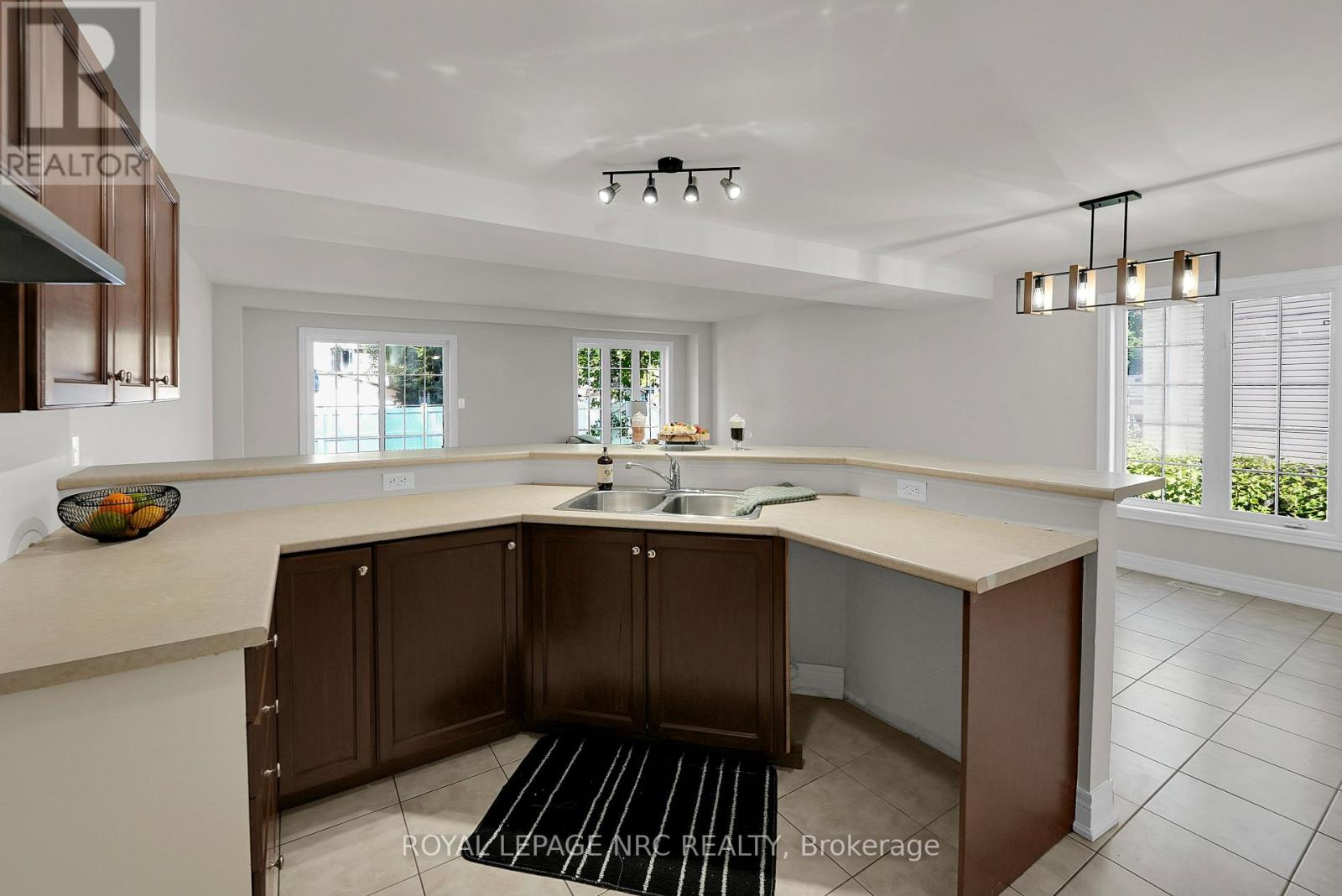 58 Queens Circle, Fort Erie, Ontario  L0S 1B0 - Photo 12 - X12698422