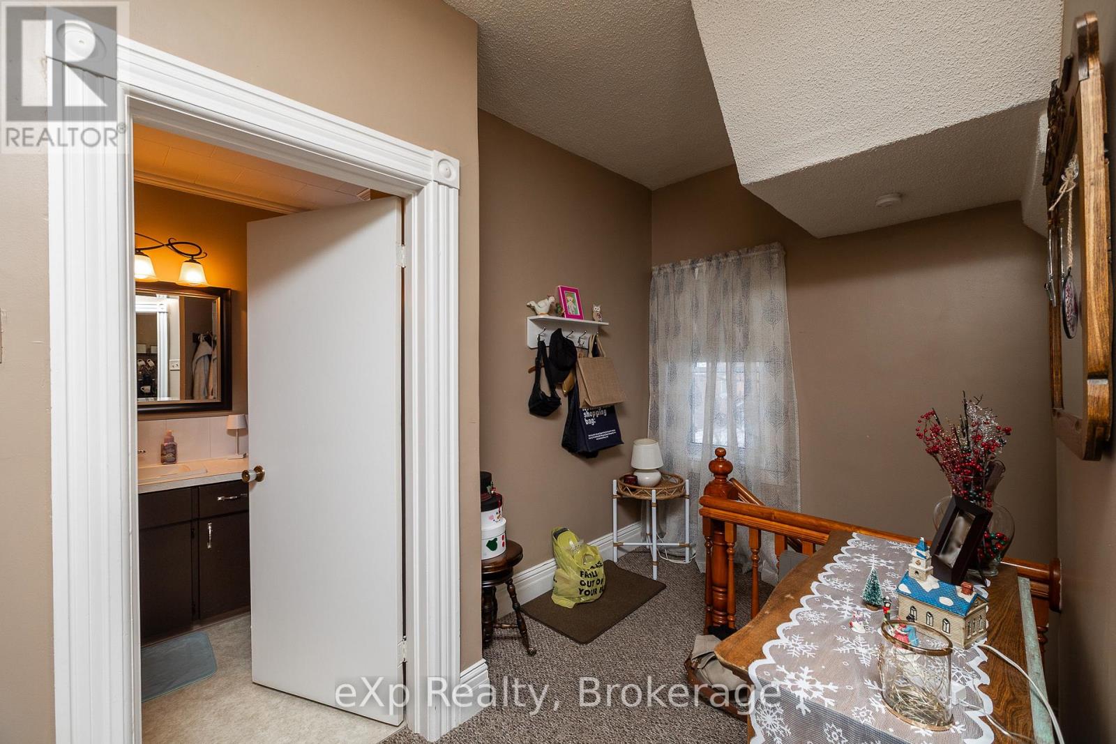 Upper Apartment - 554 2nd Avenue E, Owen Sound, Ontario  N4K 2G6 - Photo 14 - X12695004