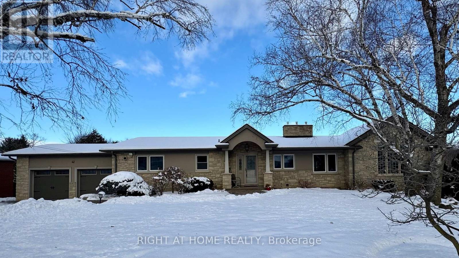 42 Valleyview Road, Brampton, Ontario  L6Z 4P9 - Photo 4 - W12698416