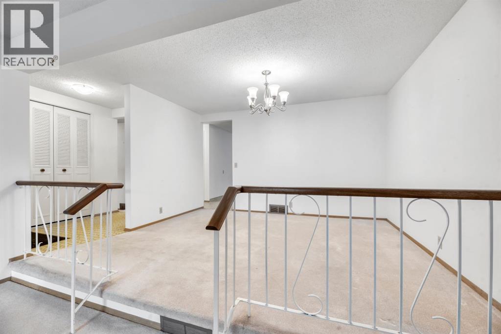 16 Thornwood Close Nw, Calgary, Alberta  T2K 5K3 - Photo 12 - A2279261