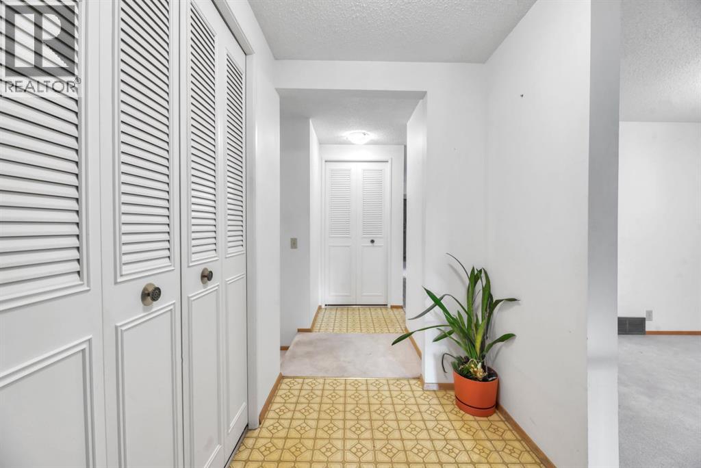 16 Thornwood Close Nw, Calgary, Alberta  T2K 5K3 - Photo 7 - A2279261