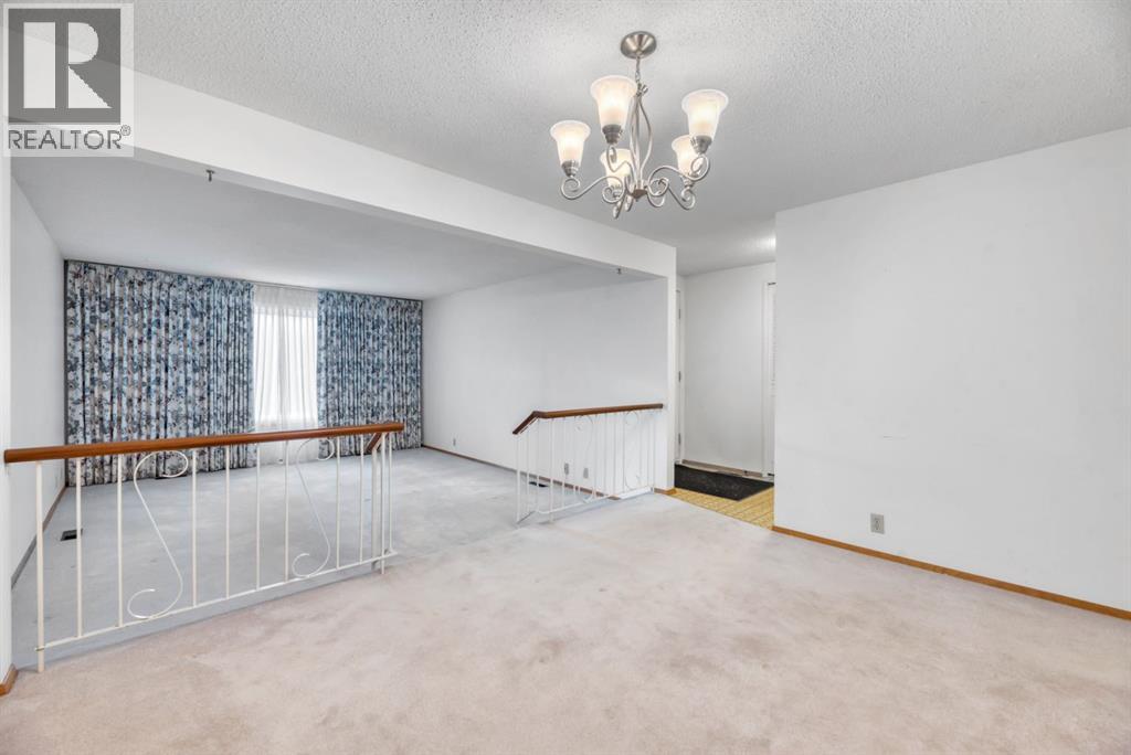 16 Thornwood Close Nw, Calgary, Alberta  T2K 5K3 - Photo 9 - A2279261