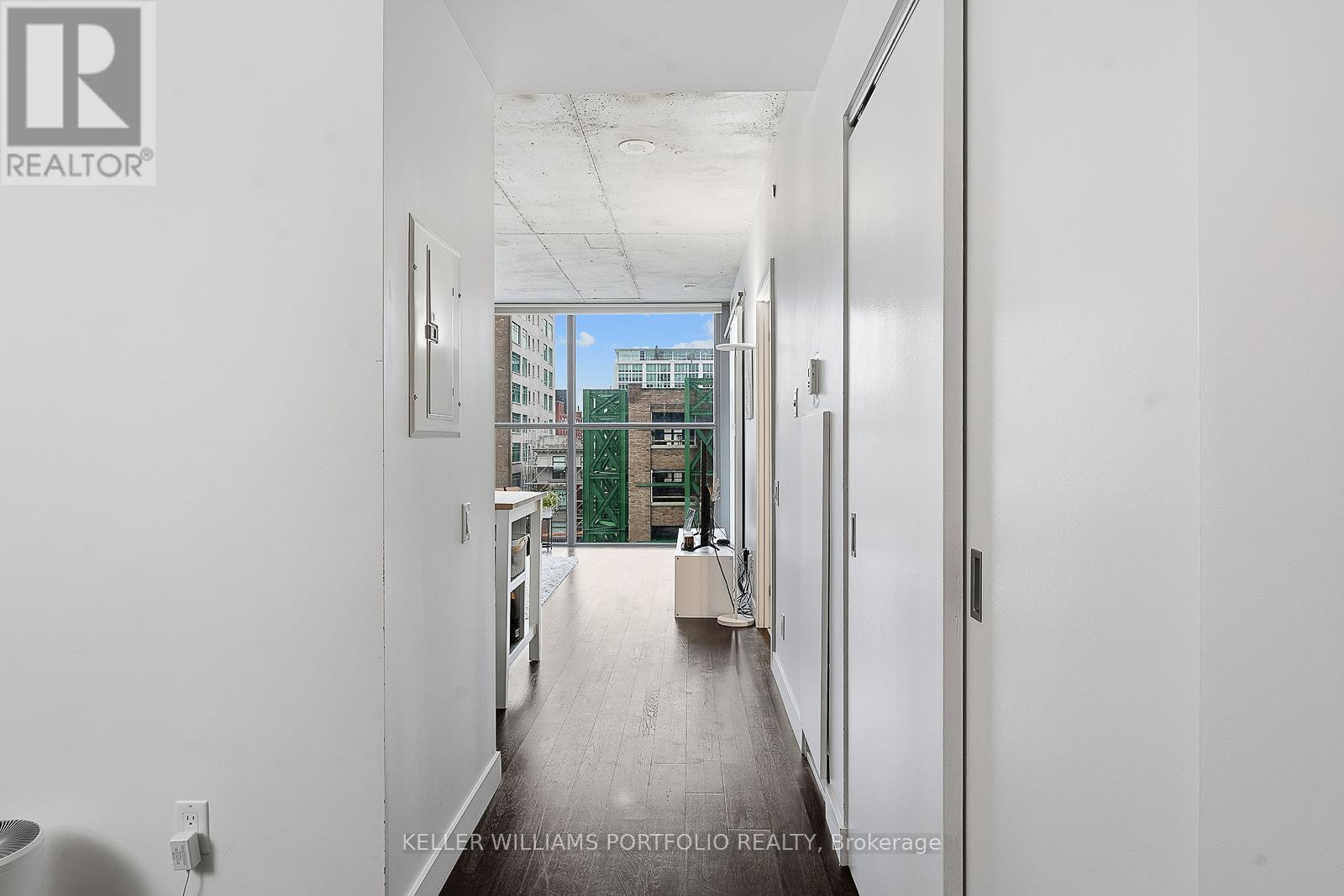 702 - 25 Oxley Street, Toronto, Ontario  M5V 2J5 - Photo 2 - C12698508