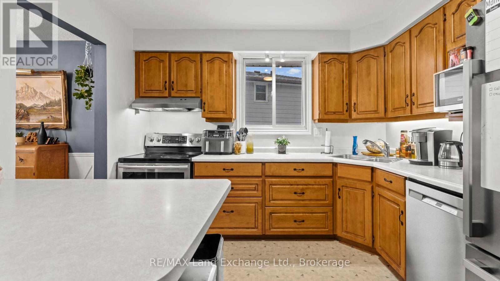 716 Palmateer Drive, Kincardine, Ontario  N2Z 1R3 - Photo 10 - X12697970