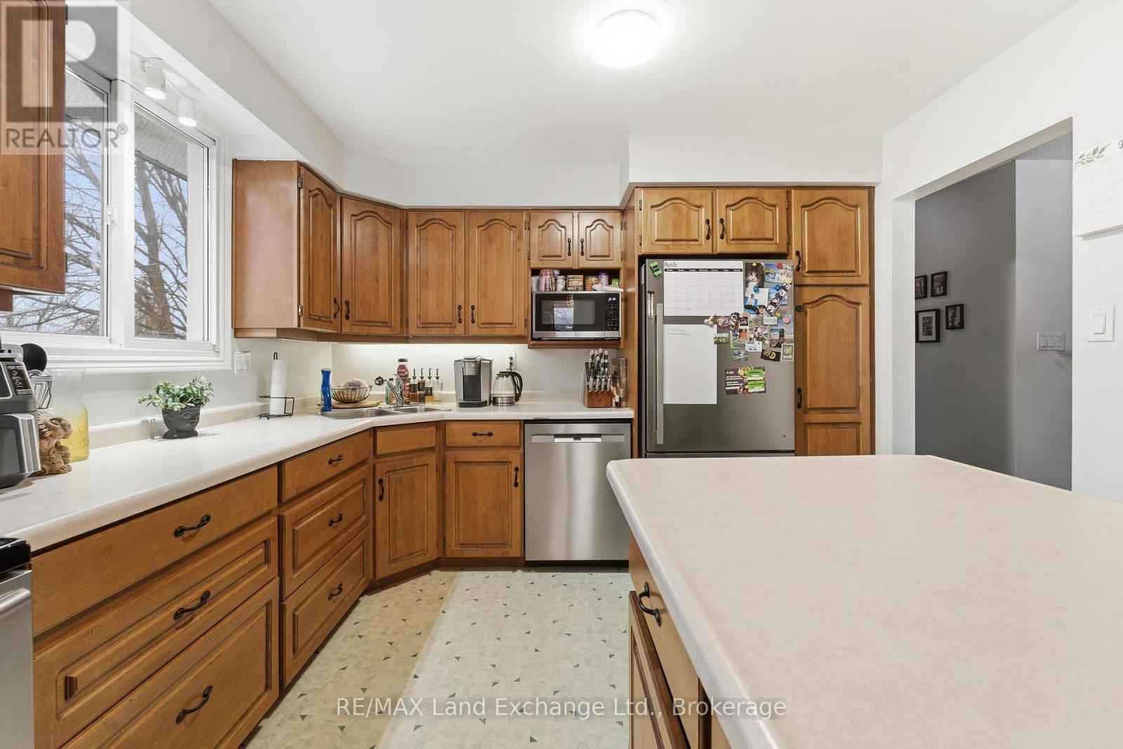 716 Palmateer Drive, Kincardine, Ontario  N2Z 1R3 - Photo 9 - X12697970