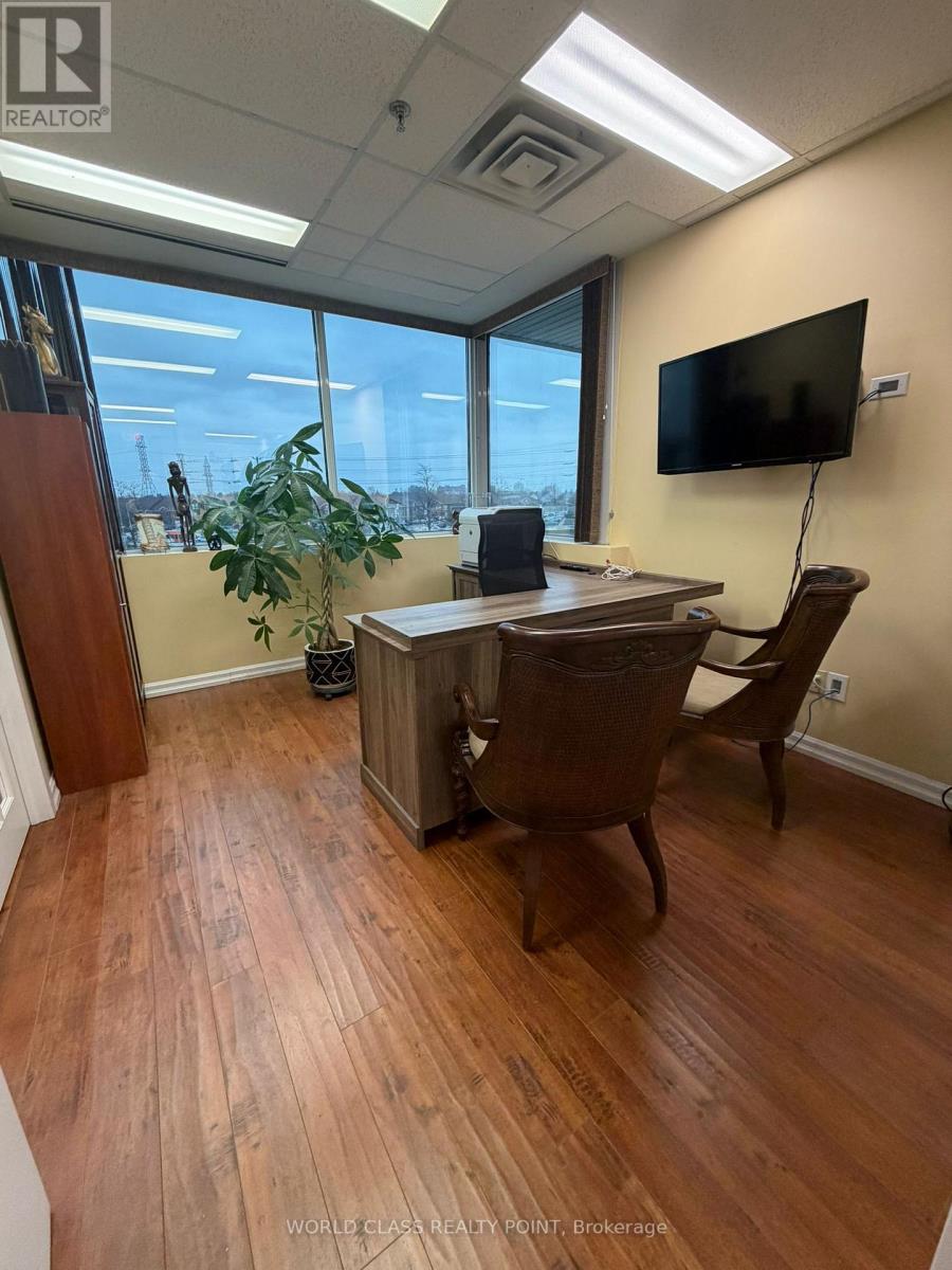 303 - 2800 Skymark Avenue, Mississauga, Ontario  L4W 5A6 - Photo 2 - W12698468