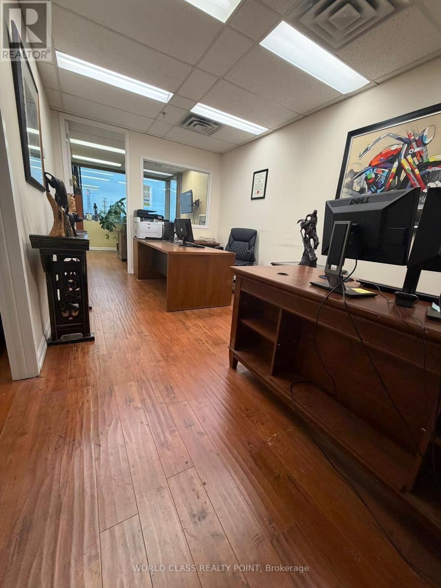 303 - 2800 Skymark Avenue, Mississauga, Ontario  L4W 5A6 - Photo 3 - W12698468