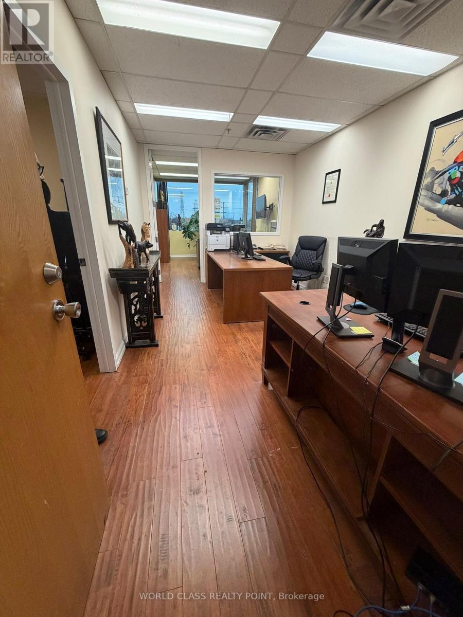 303 - 2800 Skymark Avenue, Mississauga, Ontario  L4W 5A6 - Photo 4 - W12698468