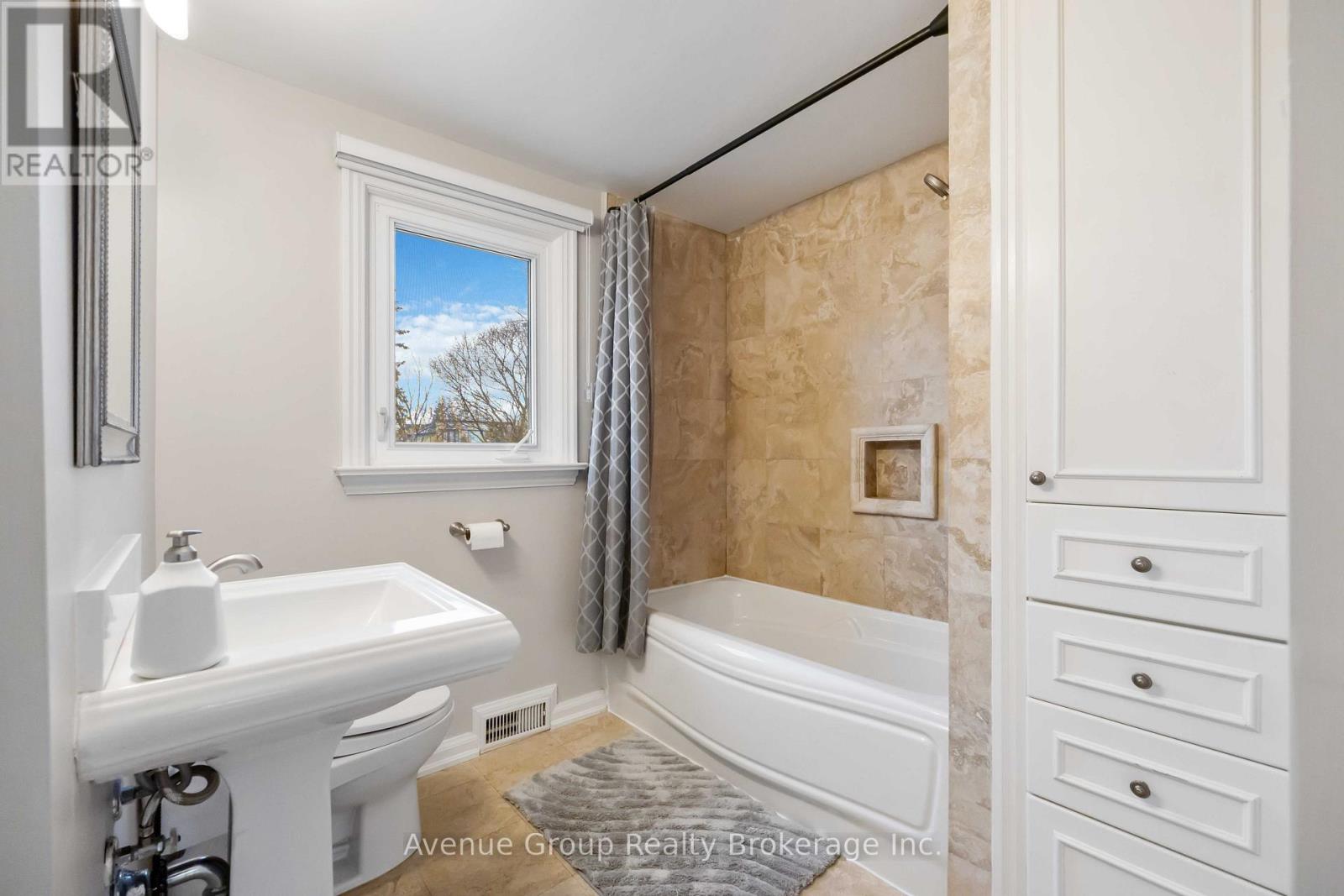 Upper - 190 Northwood Drive, Toronto, Ontario  M2M 2K4 - Photo 22 - C12693292