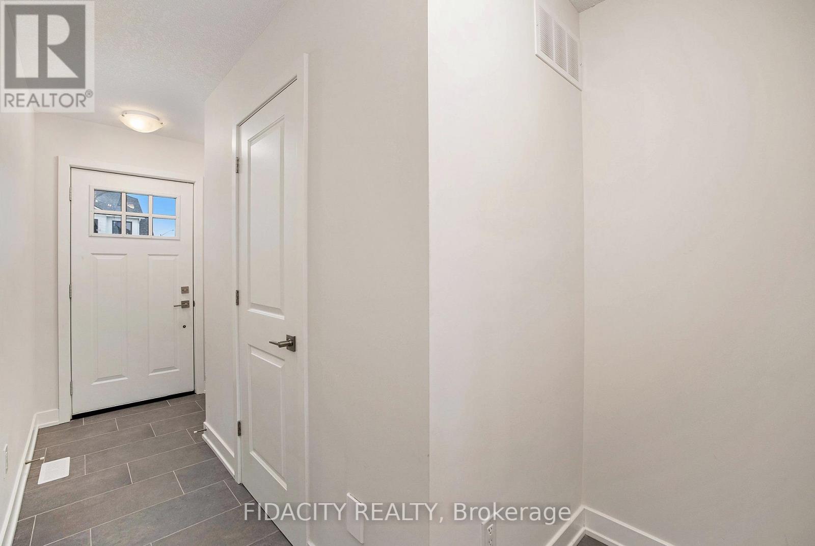 32 Whitcomb Crescent, Smiths Falls, Ontario  K7A 0A2 - Photo 3 - X12698578