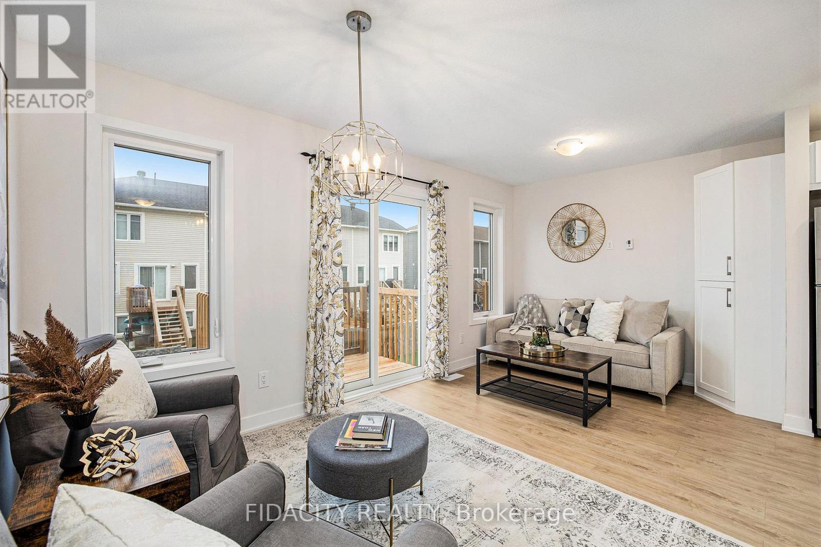 32 Whitcomb Crescent, Smiths Falls, Ontario  K7A 0A2 - Photo 4 - X12698578