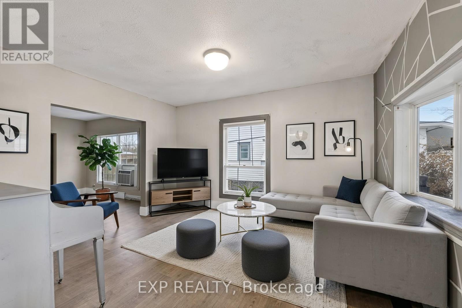 4576 Fourth Avenue, Niagara Falls, Ontario  L2E 4N6 - Photo 3 - X12698582