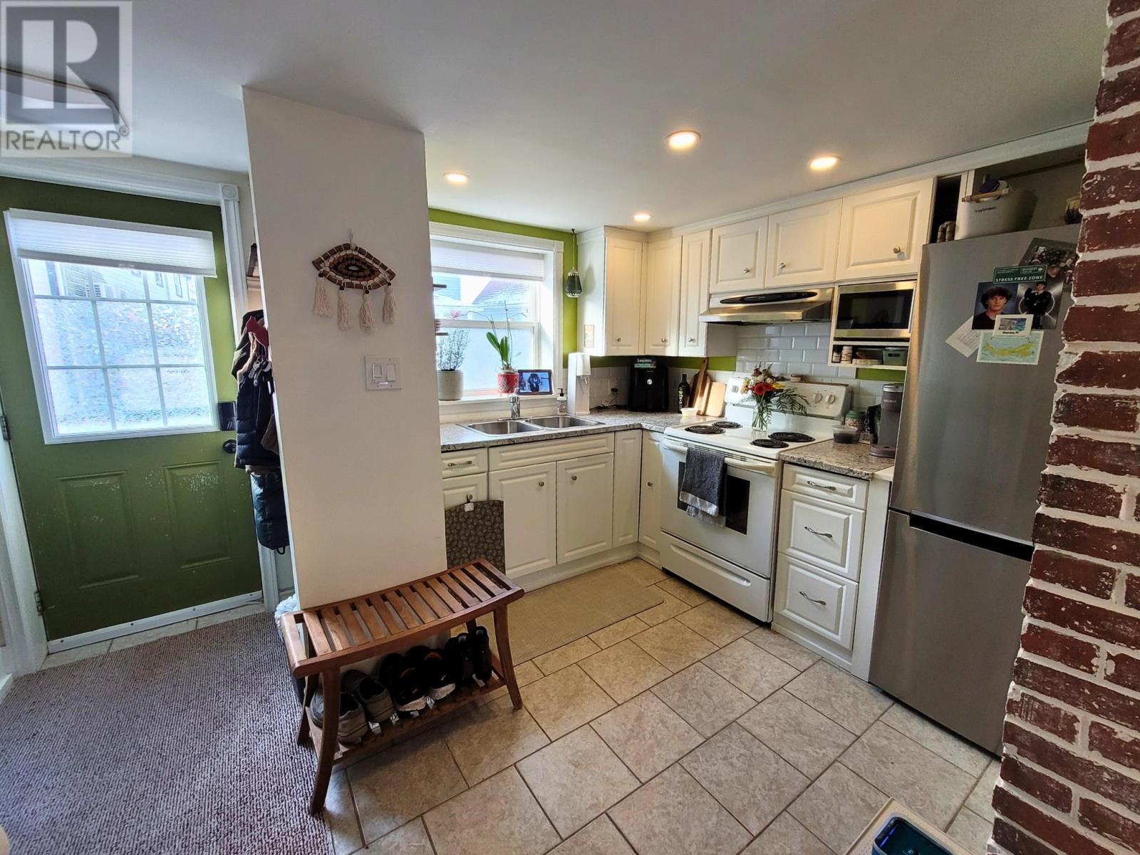 34 Spring Park Road, Charlottetown, Prince Edward Island  C1A 3X8 - Photo 3 - 202600835