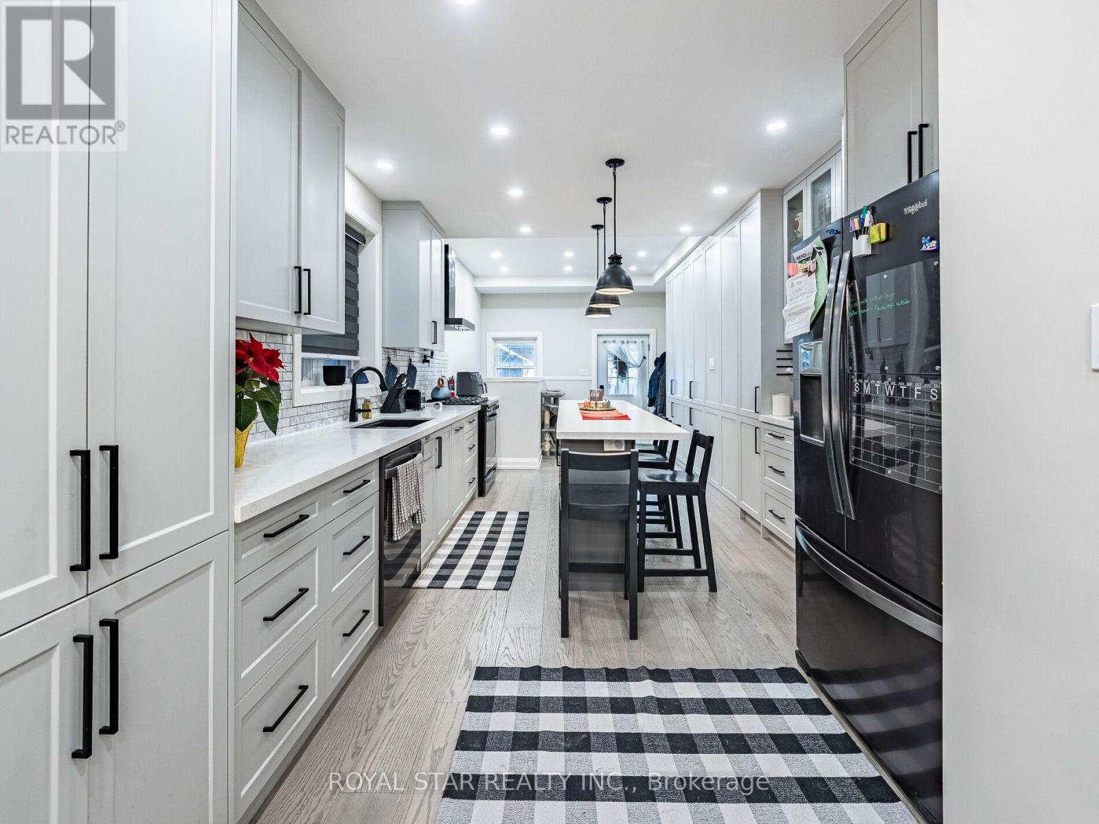 74 Montrose Avenue, Toronto, Ontario  M6J 2T7 - Photo 11 - C12698828