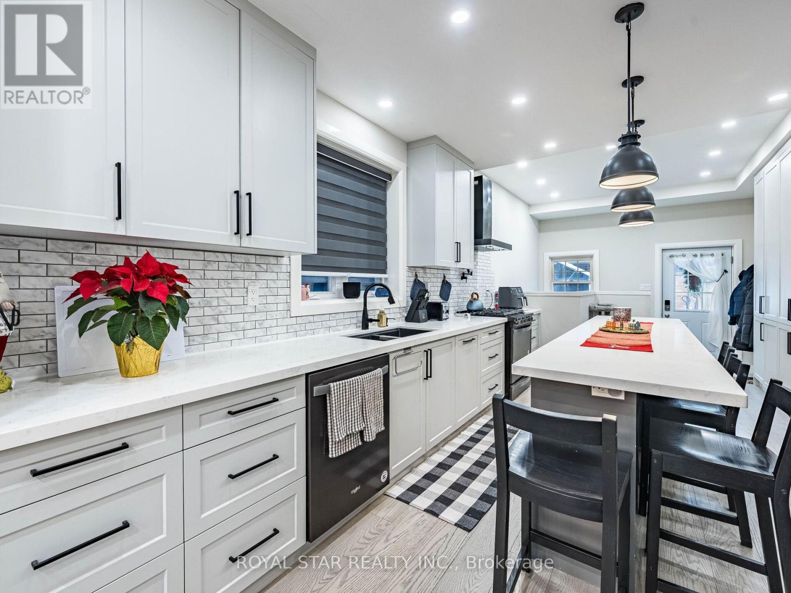 74 Montrose Avenue, Toronto, Ontario  M6J 2T7 - Photo 12 - C12698828